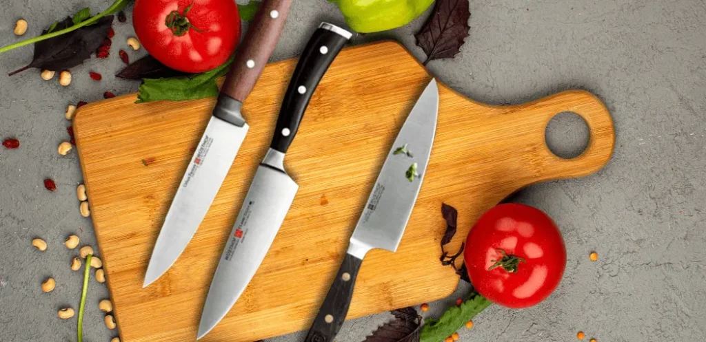 Set de cuchillos para chef profesional Wüsthof Classic Ikon en una tabla de picar