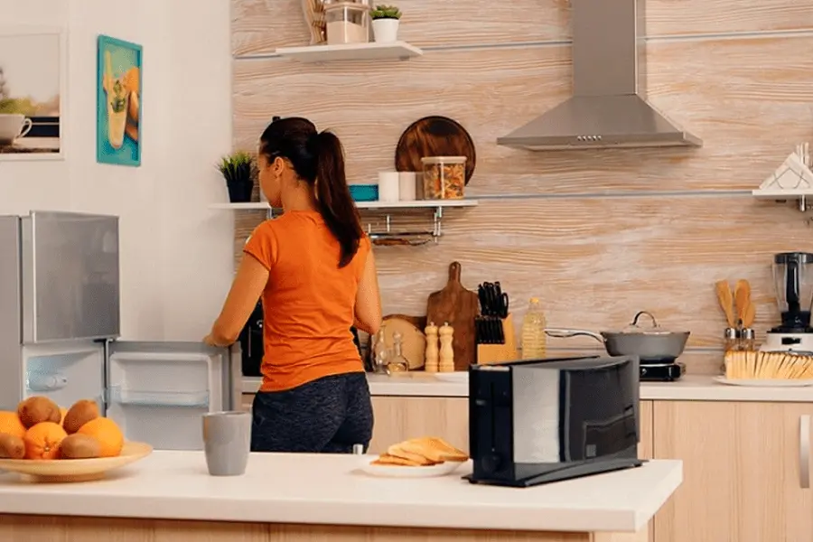 Mujer organizando su cocina