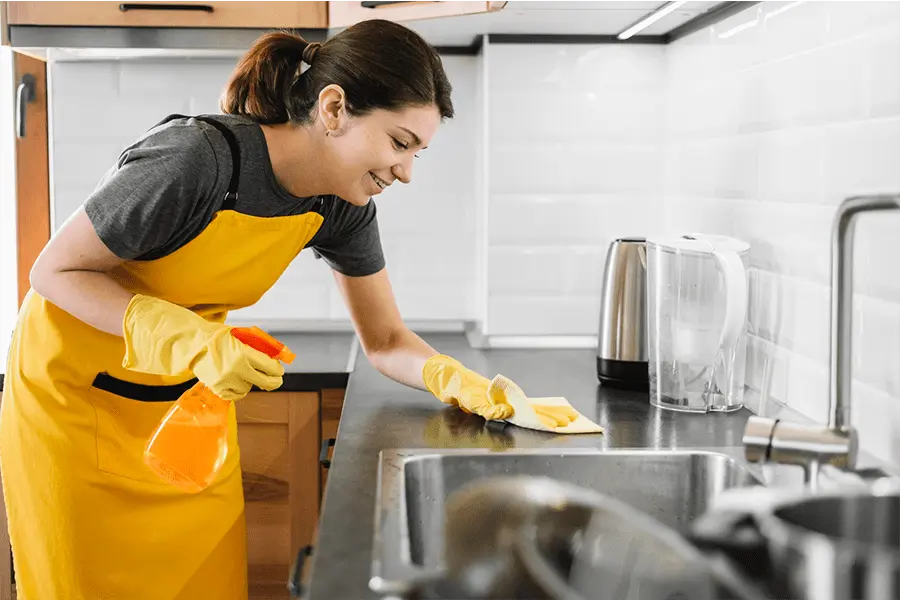 Mujer realizando una limpieza de cocina