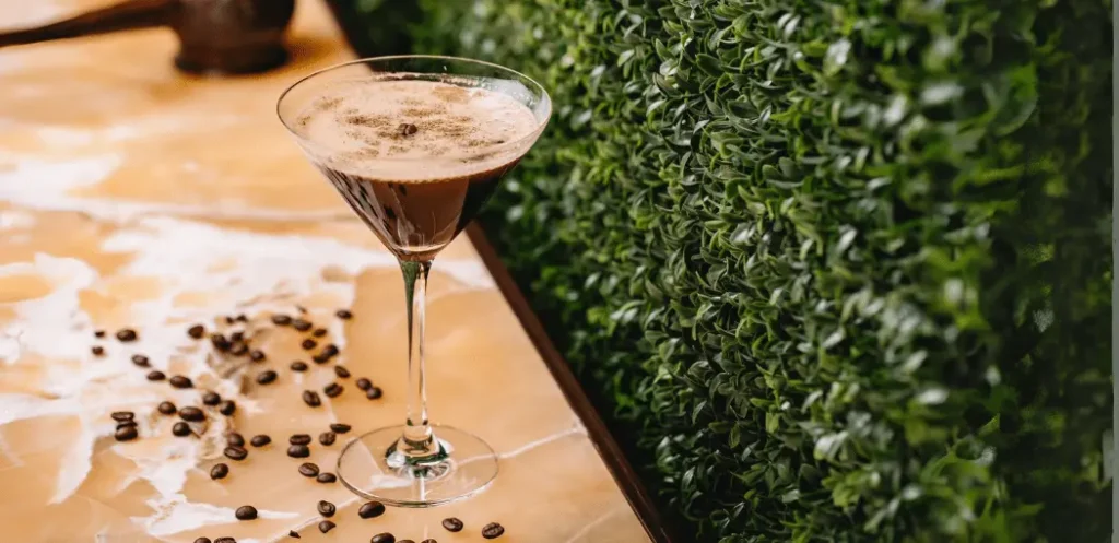 Espresso martini en una mesa de un bar
