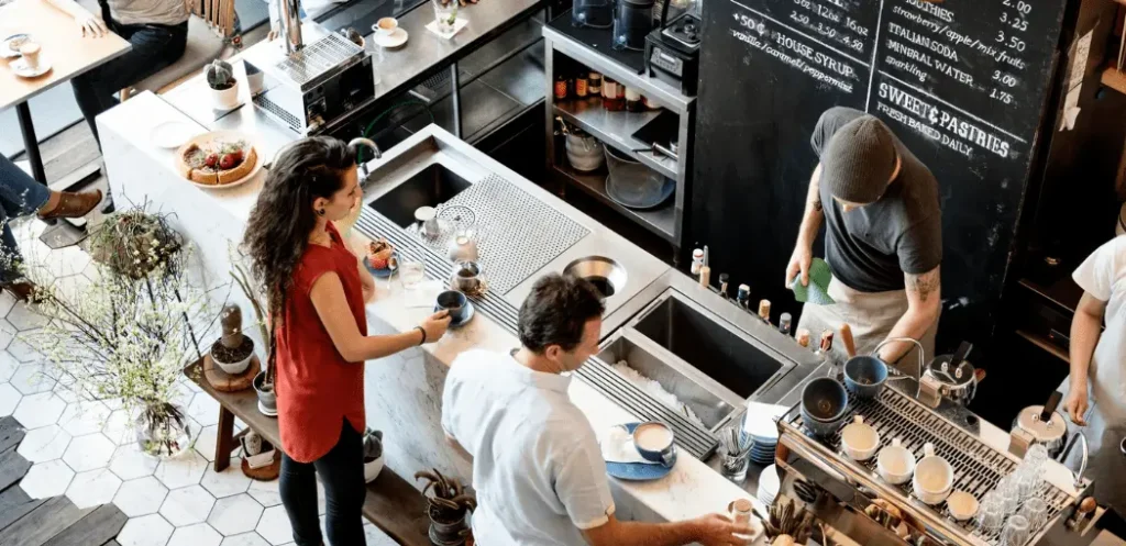 Personas disfrutando de un café en una cafetería
